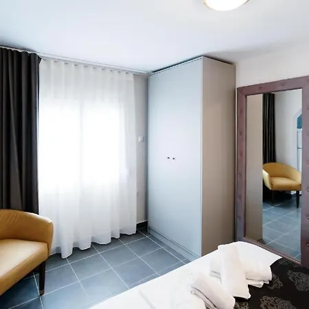 Our House 2 Luxury Semesterbostad *